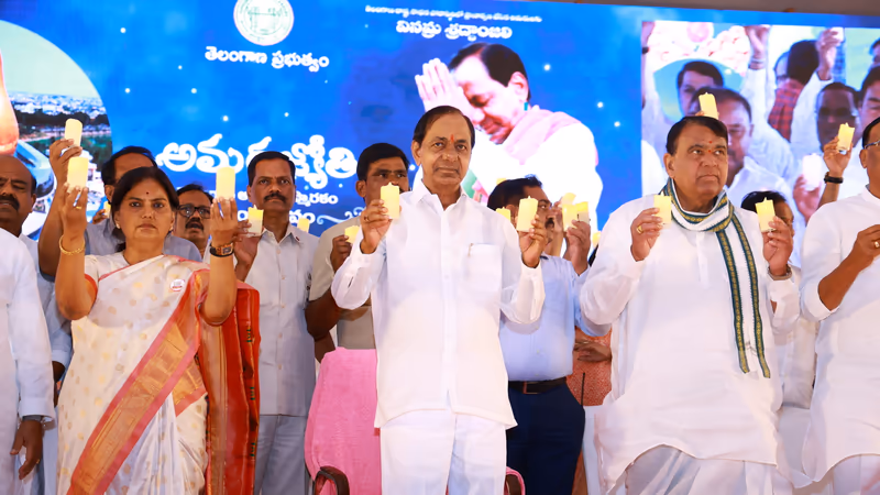 తెలంగాణ అమరవీరుల స్మారకం వద్ద కొవ్వొత్తుల నివాళిలో కేసీఆర్