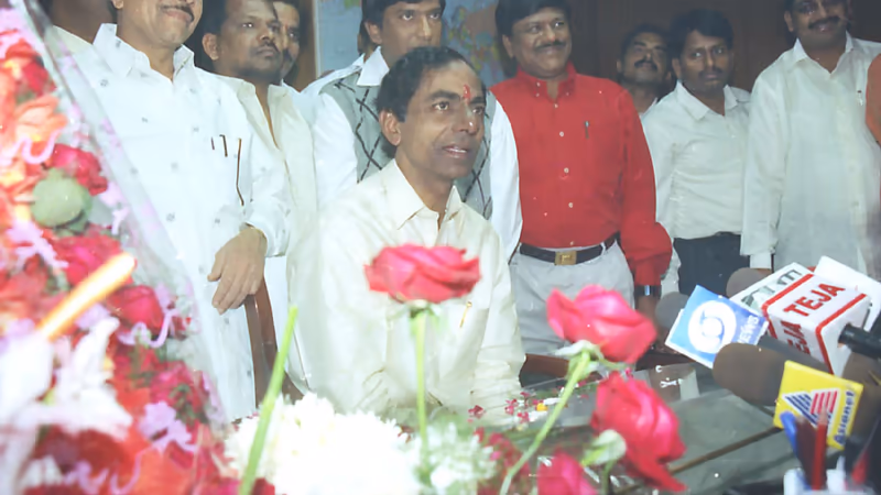 2004 నవంబర్ 28న కేంద్ర కార్మిక శాఖ మంత్రిగా బాధ్యతలు స్వీకరిస్తున్న కేసీఆర్